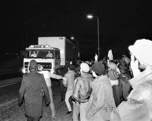 Murdoch Moves Newspapers to New Wapping Plant, Sparking 13‑Month Strike