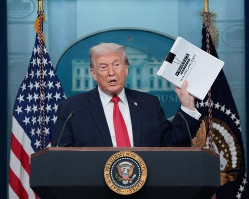 Trump’s Speech Becomes Off‑Topic, Raising Concerns About His Stability