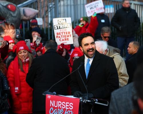 Nurses in New York Keep Striking in Freezing Weather; Mayor Supports Them