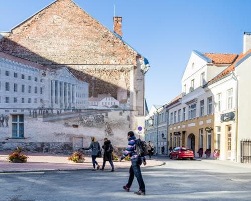 DNA shows a 10,500‑year‑old teenage girl chewed ancient gum
