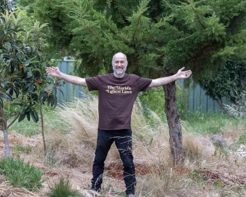 Australian Groundskeeper Wins World Ugliest Lawn Title by Never Watering His Yard