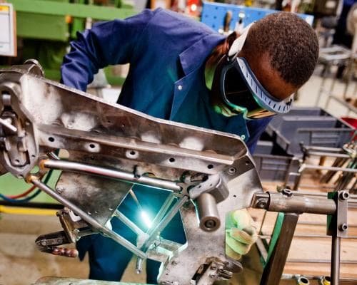 UK Business Confidence Falls, Hiring Slows in Late 2025