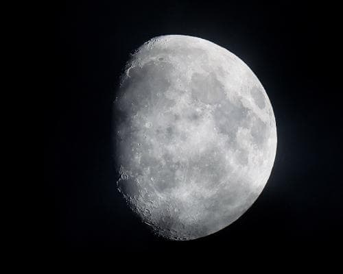 Moon Near Saturn Tonight: A Beautiful Night Sky Pairing